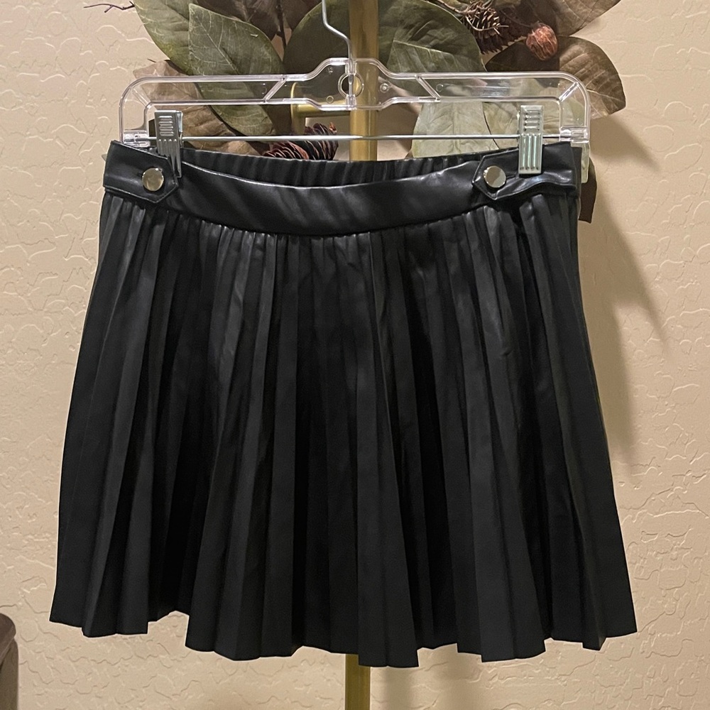 NWT Haute Monde Black Pleated Vegan Leather Mini Skirt Size M